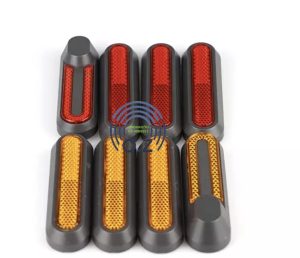 2 סטים של פלסטיקה מלבנים מעוגלים אחד עליהם מחזירי אור אדום או צבע כתום