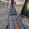 קורקינט אינוקים עם מדבקתה של הלוגו של אינוקים על משטח העמידה