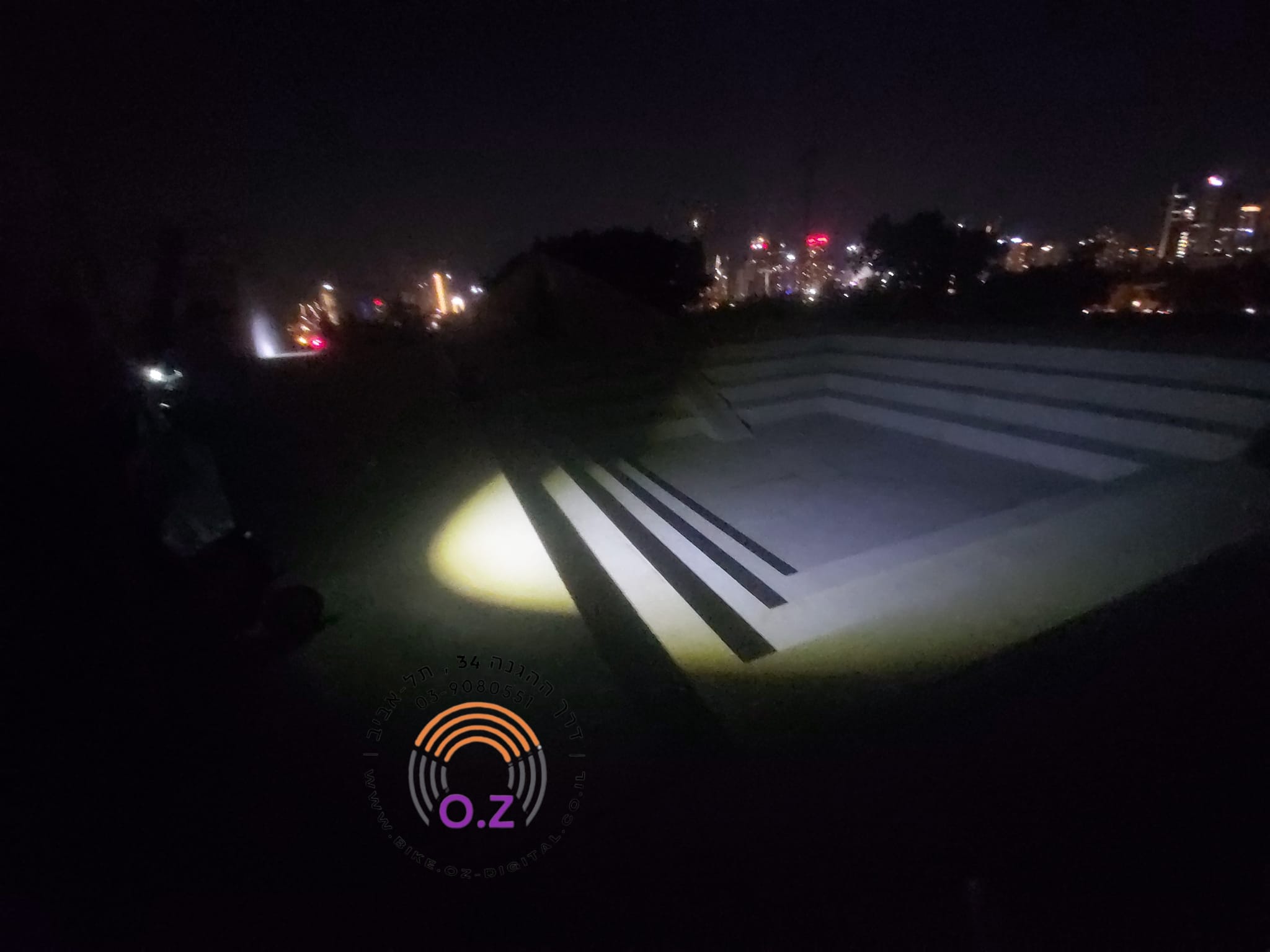 מתחם חשוך והאור מאיר על כל הרחבה