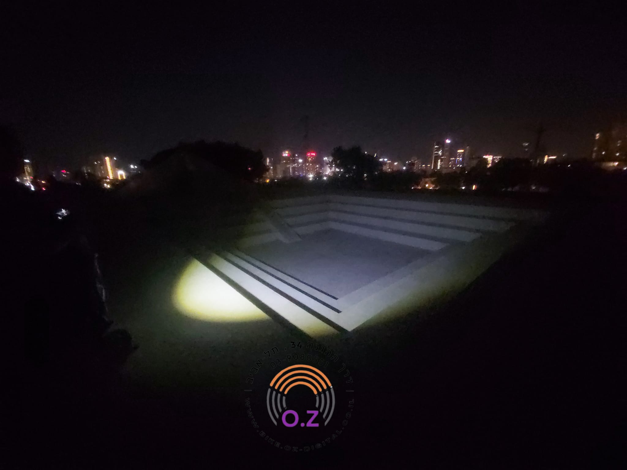 מתחם חשוך והאור מאיר על כל הרחבה