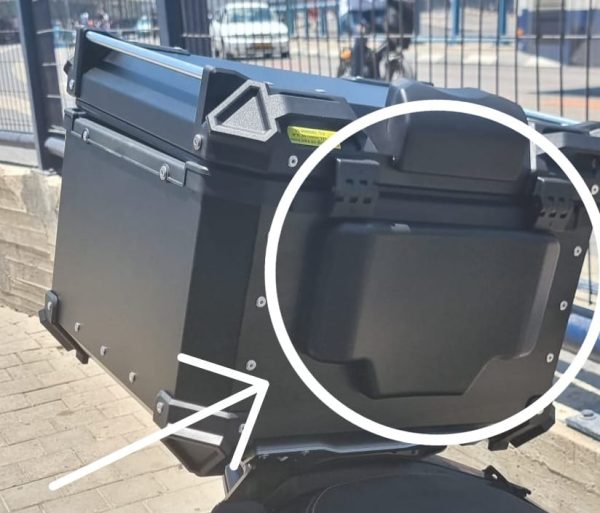 משענת גב שחורה שמתחברת לארגז של האופנוע
