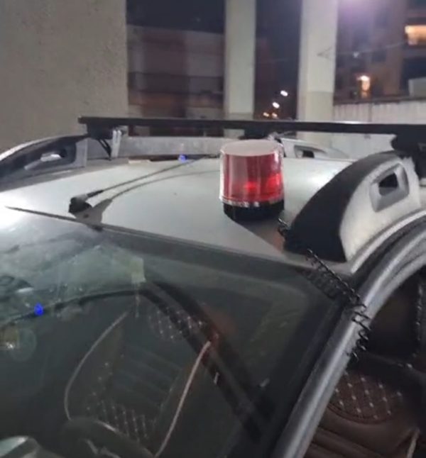 אור חרום עגול לרכב בצבע אדום עם הגנה שקופה על גג רכב במצב כבוי