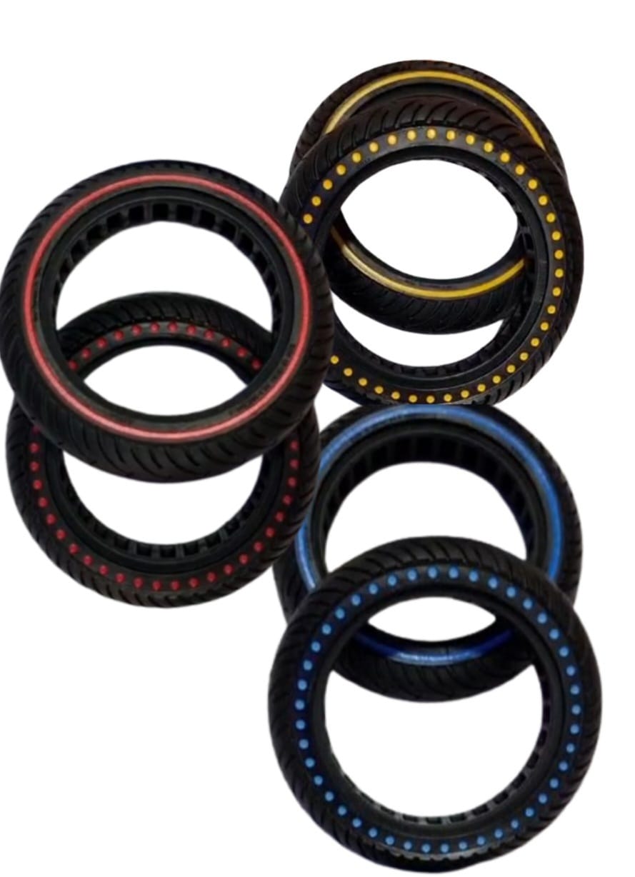 6 צמיגים מלאים שחורים ובצדדים צבע אדום/כחול/צהוב 3 עם פס חלק בצדדים, ו 3 מחורר עם עיגולים בצבעים בצדדים