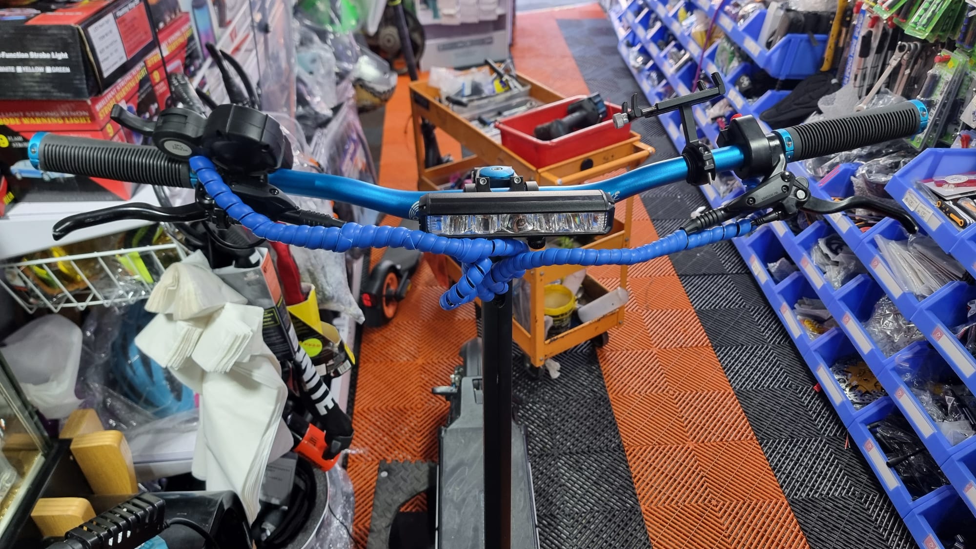 פנס לד פס נטען 6 לדים עוצמתי על קורקינט